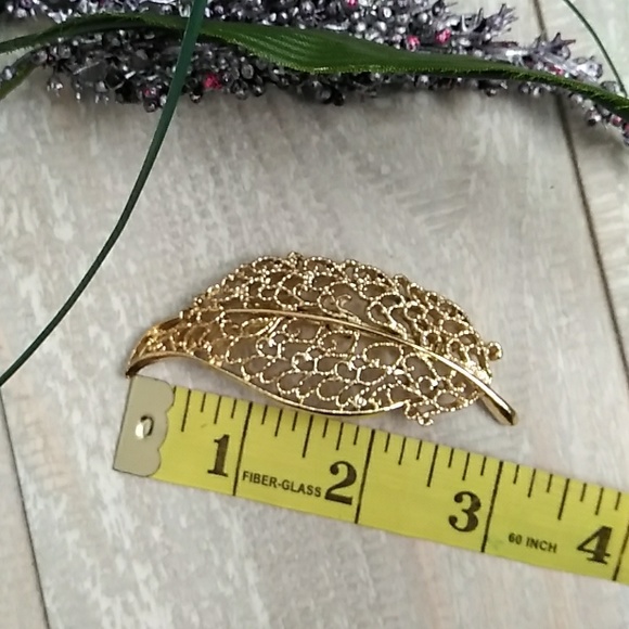 Goldtone Leaf Pin Brooch - Picture 3 of 4